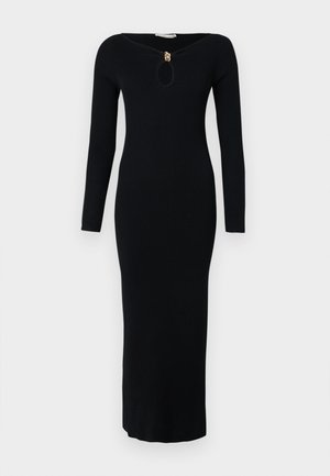 Pikkade varrukatega must pikk triibuline kleit, millel on võtmeaugukaelus ja kuldsete detailidega aksent. Vormiv lõige sirge siluetiga.