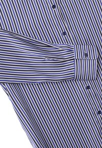 Camisa a rayas azul y blanca con líneas verticales, botonadura frontal y detalle en los puños. Tejido suave y color de botones en contraste.