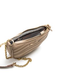 Borsa a tracolla in pelle beige trapuntata con dettagli in metallo color oro e tracolla a catena. Interno con fodera a righe bianche e nere. Chiusura con cerniera.