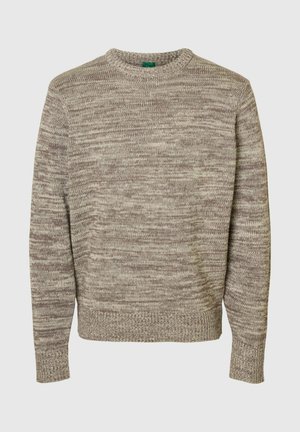 Suéter de punto marrón claro con un patrón texturizado, cuello redondo y puños y dobladillo acanalados. Hecho de una tela suave y mezclada.