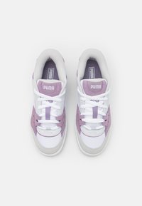 Sneaker bianche e viola chiaro in materiali scamosciati e in rete, con un logo, design con lacci, linguetta imbottita e accenti testurizzati.