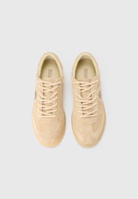 Μπεζ σουέντ αθλητικά παπούτσια με στρογγυλή μυτερή, επίπεδα κορδόνια, επένδυση στο κολάρο και λάστιχο σόλας. Διαθέτουν λογότυπο της μάρκας στη πλευρά.