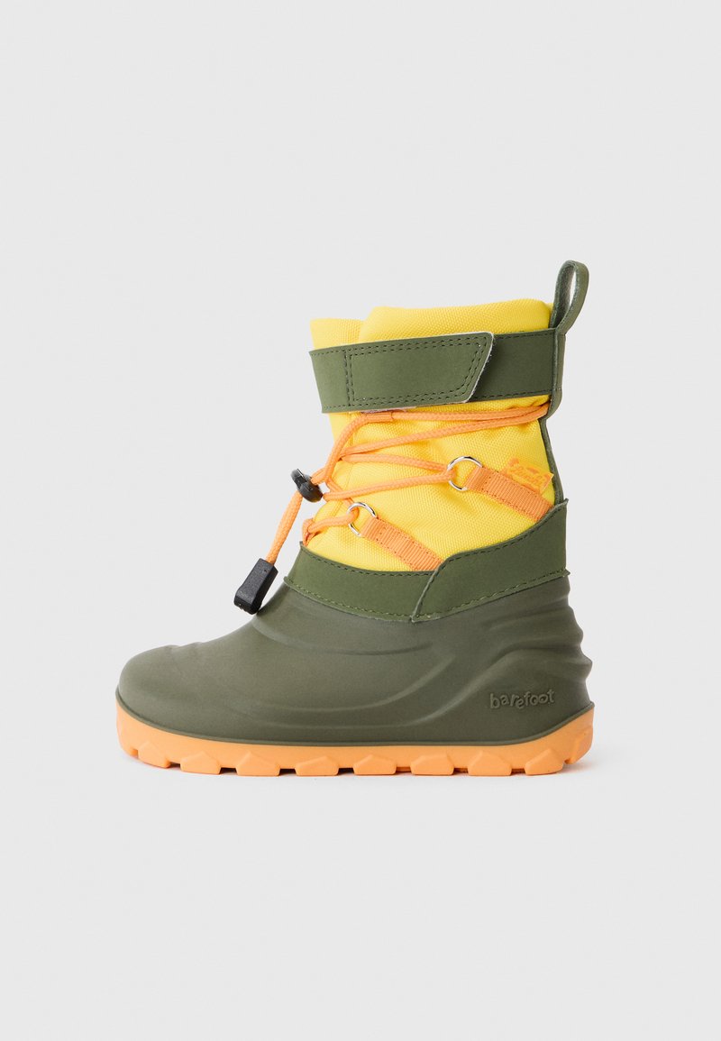 Zielone i żółte śniegowce z gumową dolną częścią, materiałową górą, regulowanymi paskami i teksturowaną pomarańczową podeszwą; wysokość do kostki.