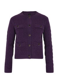 Violetti neulecardigan, jossa on teksturoitu kuvio, pyöreä pääntie, etutaskut ja kultasävytetyt napit. Muotoiltu malli pitkillä hihoilla.