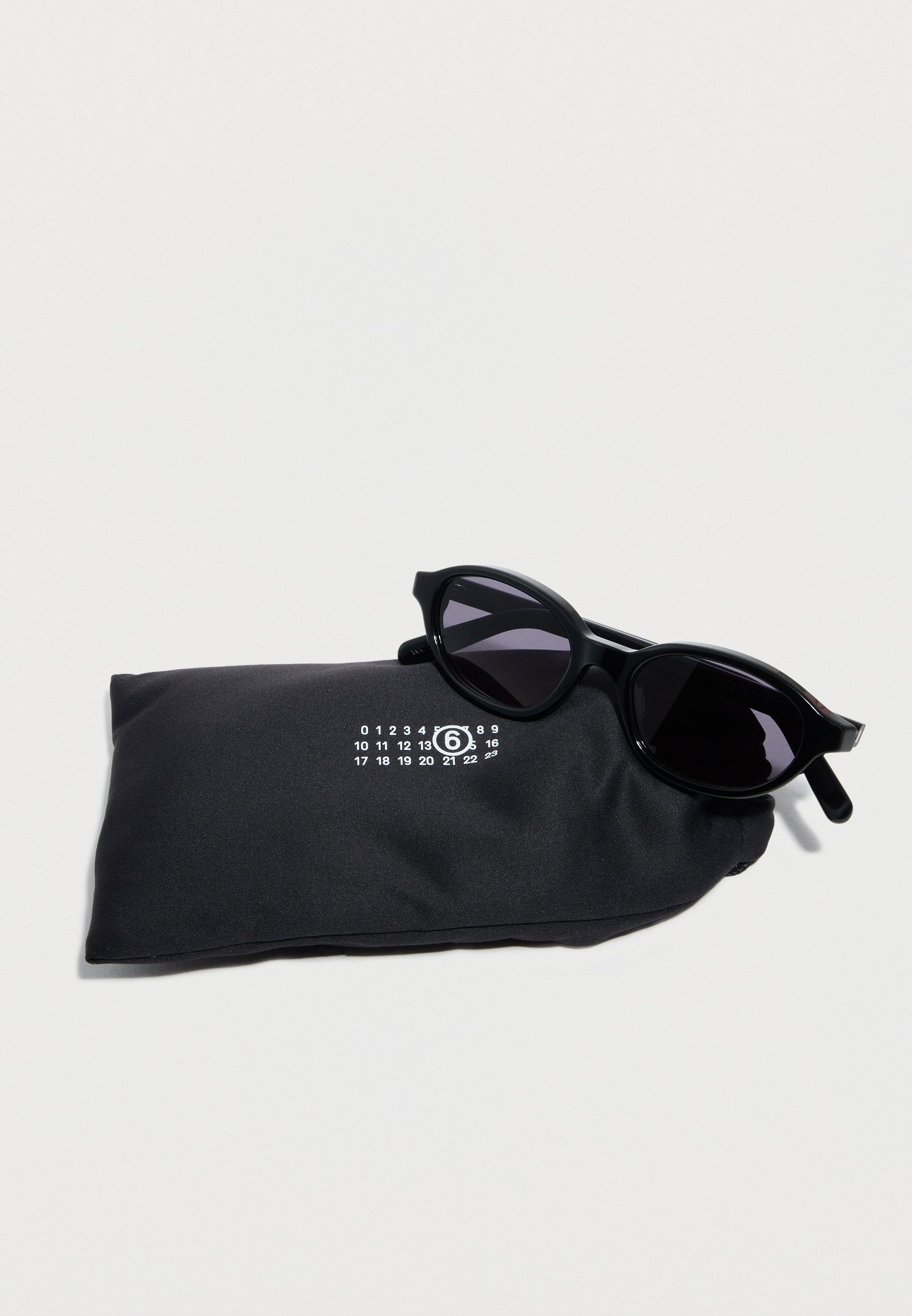 MM6 Maison Margiela LUNETTES UNISEX - Sunglasses - black - Zalando