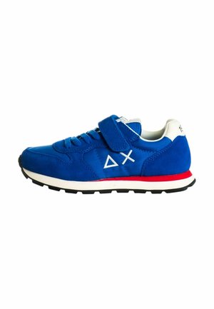Sneaker blu in suede con accenti bianchi, dettagli rossi sulla suola, chiusure con lacci e strap in Velcro, punta arrotondata e suola testurizzata.