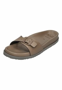 Sandal in pelle marrone con cinturino regolabile, materiale morbido, punta arrotondata e suola in gomma grigia testurizzata. Marchiato con il brand "Scholl Softstep."
