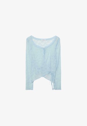 Zgodna modro-svetlomodra čipkasta dolga majica z dolgimi rokavi, zavita spredaj, z izrezom s krožno obliko in zavezovanjem na prsih in pasu, prikazana položena na belem ozadju.