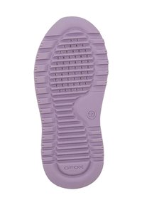 Semelle de chaussure en caoutchouc violet avec des motifs de grip texturés, des perforations circulaires pour la respirabilité, et le logo "GEOX" près du talon.
