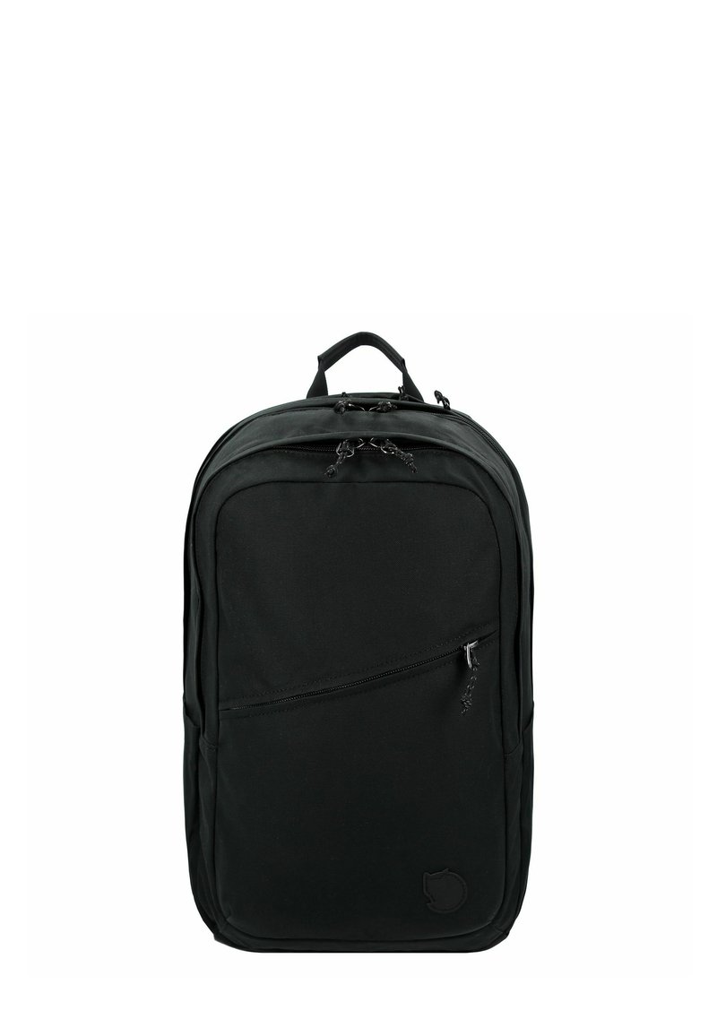 Černý batoh s moderním designem, vybavený zipovou přední kapsou, strukturovanou tkaninou a horní rukojetí pro snadné nošení.