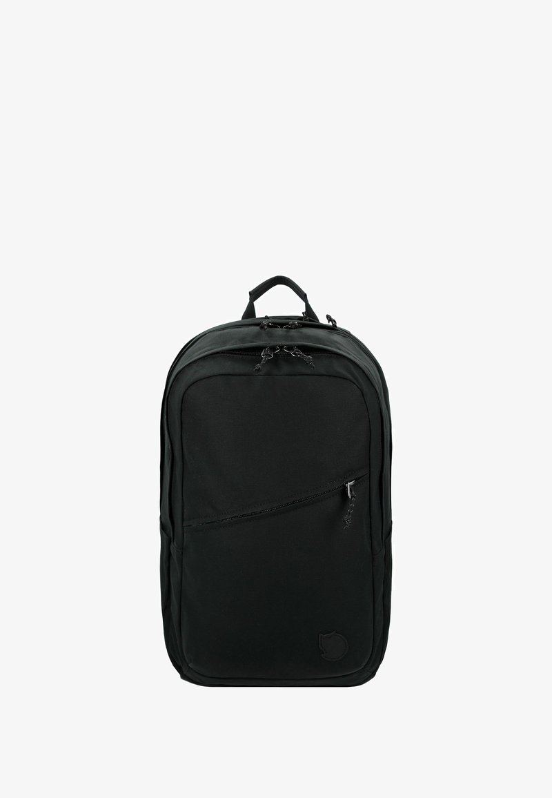 Černý batoh s moderním designem, vybavený zipovou přední kapsou, strukturovanou tkaninou a horní rukojetí pro snadné nošení.
