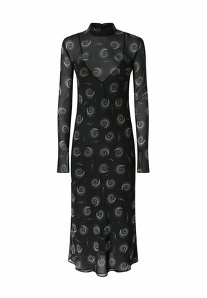 Abito lungo nero a maniche lunghe realizzato in tessuto trasparente con motivi a spirale e accenti metallici. Presenta un collo alto e una silhouette fluida.