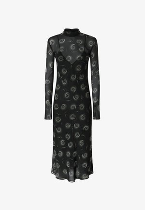 Abito lungo nero a maniche lunghe realizzato in tessuto trasparente con motivi a spirale e accenti metallici. Presenta un collo alto e una silhouette fluida.