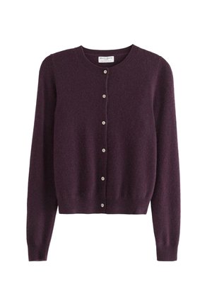 Cardigan di lana viola scuro con colletto rotondo e sette bottoni bianchi lungo il davanti, maniche lunghe e polsini e orlo a costine.
