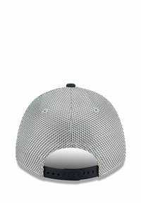 Czapka bejsbolowa z teksturowanym szarym siatkowym korpusem, solidnym czarnym daszkiem, regulowanym zapięciem snapback oraz guzikiem na czubku.