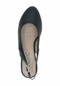 Pantofii slingback de un albastru închis, cu design perforat. Material din piele netedă, vârf ascuțit și branț moale cu un mic logo.
