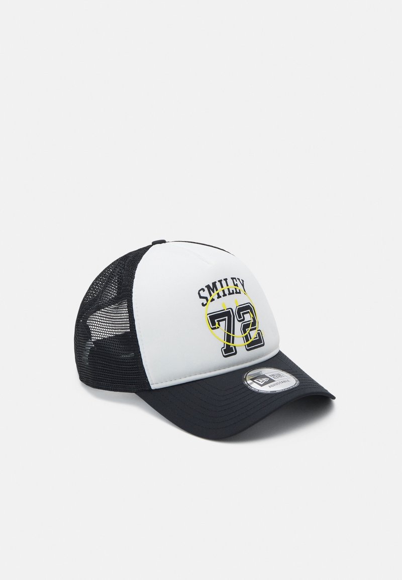 Casquette de baseball en maille noire et blanche avec l'inscription "SMILEY 72" et un visage souriant jaune imprimés sur le panneau avant, visière noire incurvée.