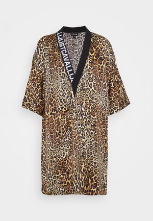 Vestido de manga corta con estampado de leopardo y cuello en V negro con texto blanco "Just Cavalli" en un lado.