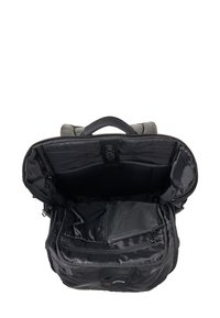 Černý látkový batoh se zapínáním na zip, s děleným vnitřkem, síťovanou kapsou a látkovou podšívkou. Horní držadlo pro nošení.