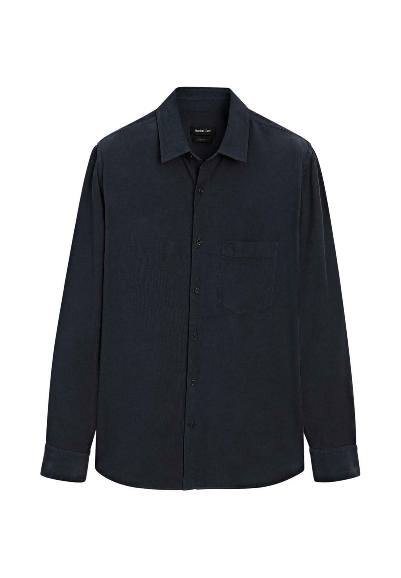 Camicia a maniche lunghe di colore blu navy scuro, realizzata in tessuto con finitura testurizzata, dotata di apertura con bottoni sul davanti e una singola tasca sul petto.
