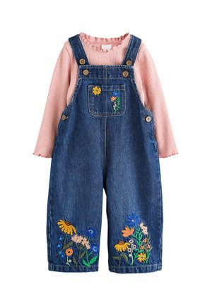 Salopette en denim avec broderie florale associée à un t-shirt à manches longues rose côtelé avec un col volanté pour tout-petits.