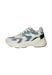 Chunky sneakers in witte mesh en leer, met blauwe en zwarte accenten, textuurdetails en een dikke, golvende witte zool.