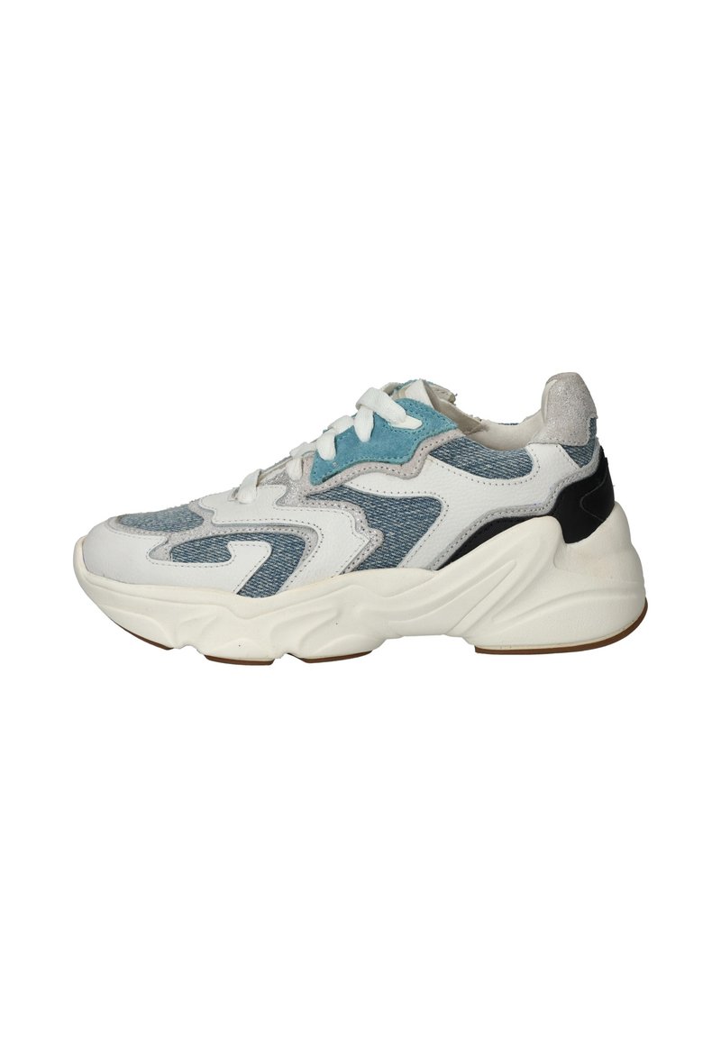 Chunky sneakers in witte mesh en leer, met blauwe en zwarte accenten, textuurdetails en een dikke, golvende witte zool.
