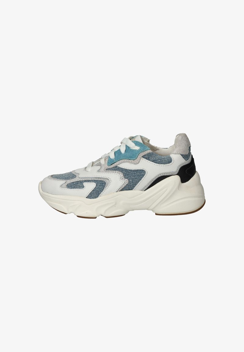 Chunky sneakers in witte mesh en leer, met blauwe en zwarte accenten, textuurdetails en een dikke, golvende witte zool.