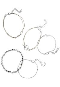 Quattro braccialetti: due con perline d'argento, uno con un ciondolo a forma di globo d'argento su un cordino e uno con un'ancora, tutti con chiusure regolabili.