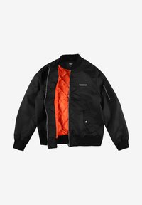 Czarna kurtka bomber z zamkiem z przodu, pomarańczowym pikowanym podszyciem, ściągaczami u rękawów i kieszenią na lewym rękawie. Posiada naszywkę z logo na klatce piersiowej.