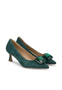 Chaussures à talons hauts en suede vert avec un bout pointu, ornées de grandes gemmes vertes à accent noir rectangulaires à l'avant et d'un talon court et épais.
