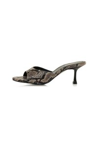 Sandalia mule con un diseño de estampado de serpiente, presenta un tacón bajo negro, punta abierta y una parte superior suave con textura en tonos marrones y beige.