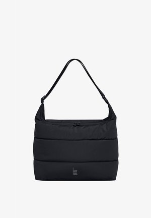 Czarna, wyściełana torba na ramię wykonana z miękkiego materiału, z zamkiem błyskawicznym i subtelnym logo na dolnej przedniej części. Prosty, prostokątny kształt.