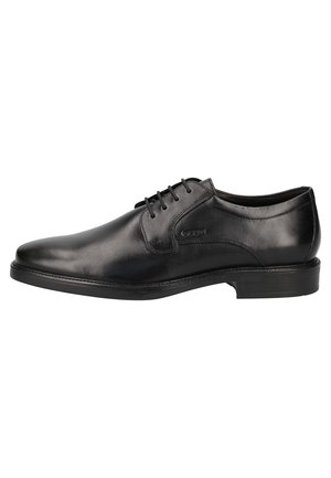 Zapato de vestir de cuero negro con un acabado suave, diseño de cordones, punta redondeada y una suela de goma resistente. Detalle de costura sutil en el lado.