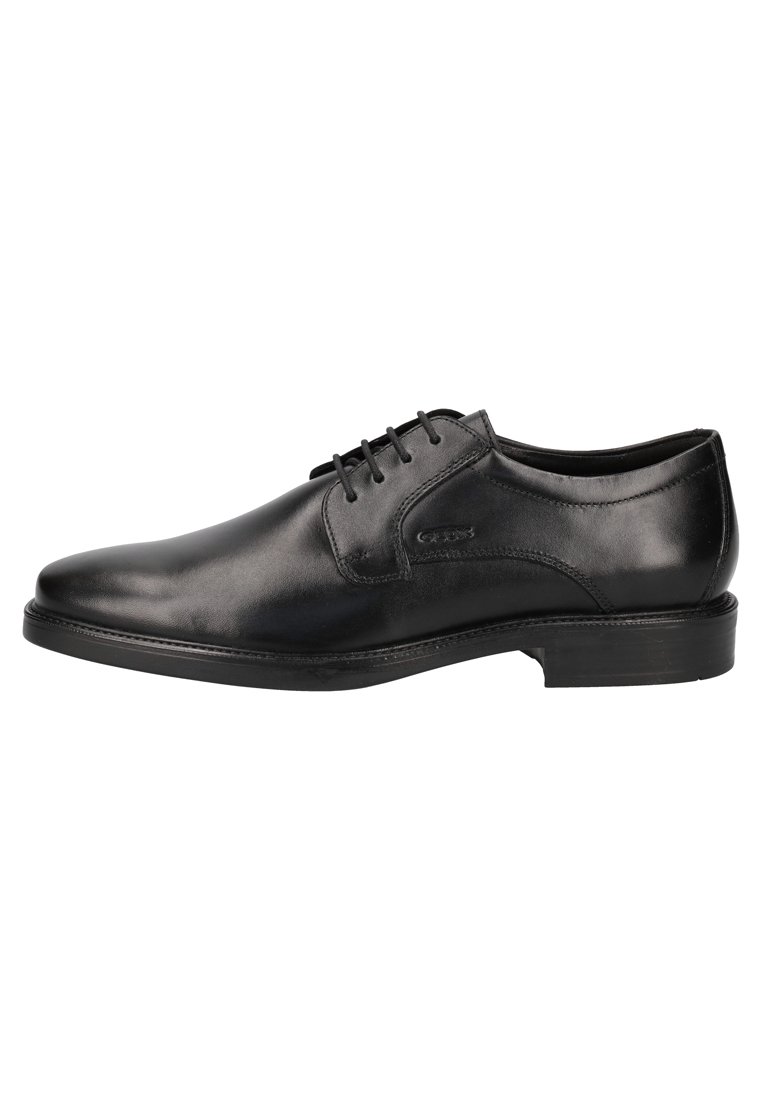 Chaussure habillée en cuir noir avec une finition lisse, à lacets, bout rond et une semelle en caoutchouc robuste. Détails de couture subtils sur le côté.