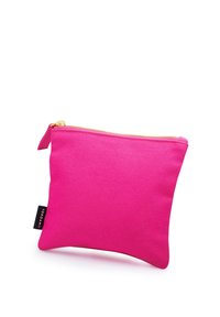 Pochette in tela rosa con una superficie testurizzata, cerniera dorata e un piccolo etichetta in tessuto sul lato. Forma rettangolare compatta.