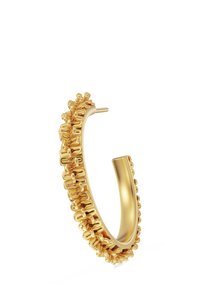 Auksinė lankelio formos auskarė su pintu dizainu. Turi lygias, atspindinčias paviršius ir tekstūruotus akcentus palei išorinį kraštą.