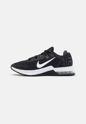 Baskets Nike Air Max en mesh noir avec logo swoosh blanc, semelle intermédiaire blanche et coussin d'air visible au talon, posées sur un fond blanc.