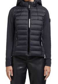 Schwarze Steppjacke mit Kapuze, Reißverschluss vorne und zwei Seitentaschen. Obere Hälfte mit gesteppter Struktur, Ärmel glatt.