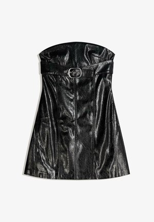 Schwarzes Lederkleid mit einem trägerlosen Design, das eine taillierte Taille und vertikale Nähte aufweist, die die strukturierte Silhouette betonen.