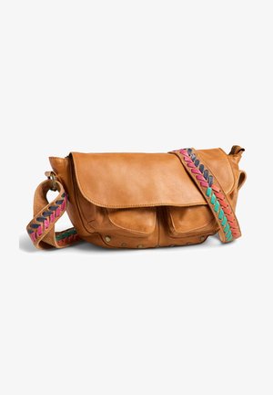 Sac bandoulière en cuir marron clair avec fermeture à rabat, deux poches avant et une sangle tressée multicolore aux tons rose, noir, rouge et turquoise.
