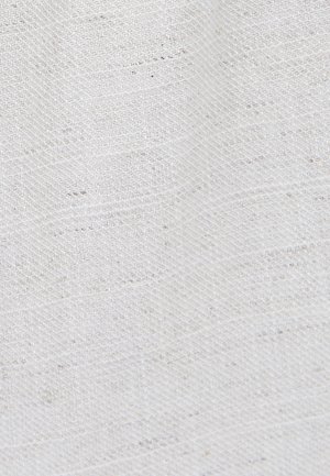 Hvidt stof med en fin, tekstureret vævning, der har subtile variationer i trådtykkelse og lyse prikker gennem hele stoffet.