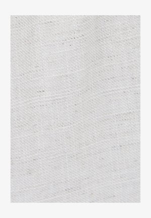 Valkoinen kangas hienolla, tekstuurilla kudotulla pinnalla, jossa on hienovaraisia vaihteluita langan paksuudessa ja kevyitä laikkuja ympäriinsä.