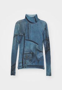 Denimo mock neck megztinis, vaizduojantis deniminių džinsų striukės nuotrauką, su mėlynos spalvos atspalviais, ilgomis rankovėmis ir gumuotais rankogaliais bei apvadu.