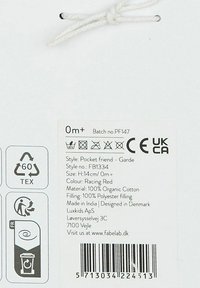 Přátelská kapsičková hračka, 14 cm, závodní červená, 100% organická bavlna, vyplněná 100% polyesterem, opatřená štítkem s pokyny k péči a symboly recyklace.