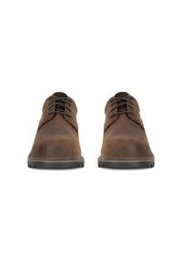 Smeđe kožne cipele s vezicama, glatke površine, okruglog vrha i čvrstim gumenim potplatom, s kontrastnim šavovima i pet rupa za vezice.