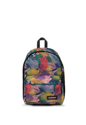 Zaino con motivo colorato a foglie tropicali, tasca frontale con cerniera, manico superiore in tessuto nero ed etichetta del marchio Eastpak sulla tasca frontale.