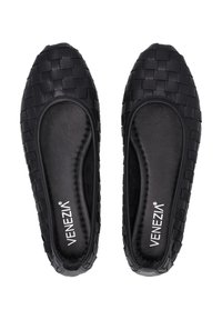 Schwarze, geflochtene Ballerinas mit einem glatten Innenfutter, runder Zehenpartie und minimalistischem Design. Der strukturierte Oberbereich sorgt für Details.