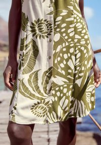 Next TIE FRONT  - Päevakleit - green leaf print