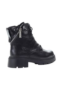 Czarne skórzane botki za kostkę z okrągłym noskiem, sznurowanym przodem i bocznym zamkiem błyskawicznym. Gruba gumowa podeszwa z teksturowanym bieżnikiem dla lepszej przyczepności.